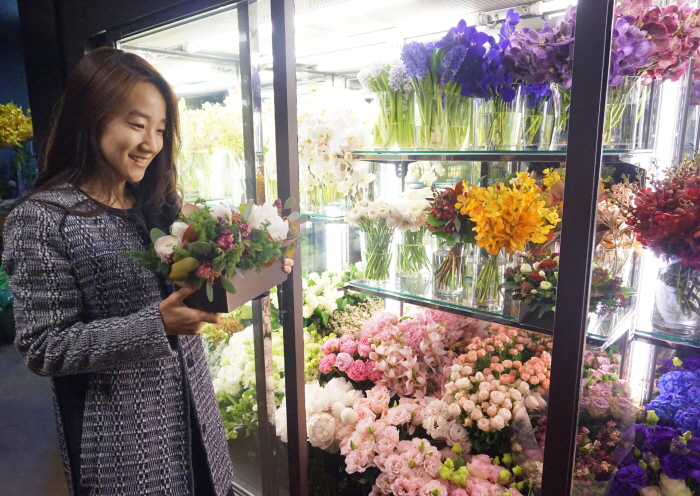 꽃을 보고 웃는 사진