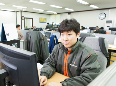 사무실에서 업무를 보는 모습입니다.