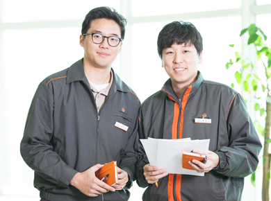 동료와 함께 사진을 찍는 모습입니다.