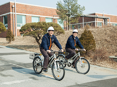 자전거를 타고 현장으로 이동하고 있습니다