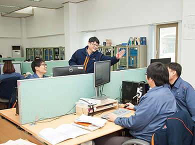 사무실에서 직장동료들과 대화를 나누고 있습니다